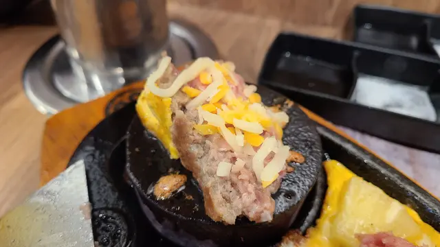 芝士蛋蒜和牛漢堡扒