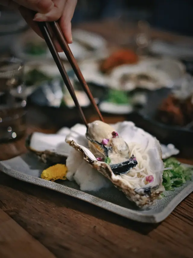 岩蠔好大隻,下面有少許白素麵,一啖入口整體十分清甜