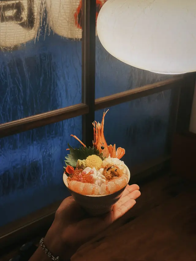 刺身丼用上牡丹蝦﹑海膽﹑三文魚籽﹑吞拿魚蓉和季節限定的白子
材料豐富,一口一滿足😋