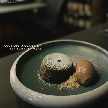 Chocolate moelleux with chocolate ice-cream