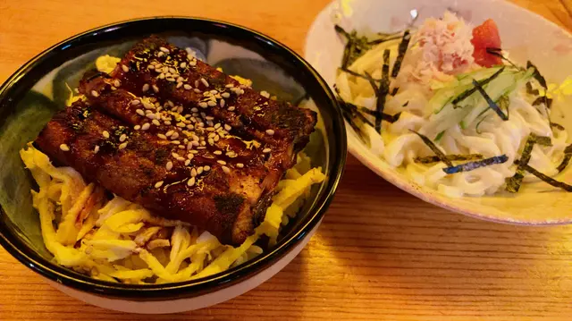 鰻魚外皮香脆,塗上香甜鰻魚汁,
配上蛋絲和珍珠米飯一齊食,味道不錯,
不過個飯就淋咗少少。