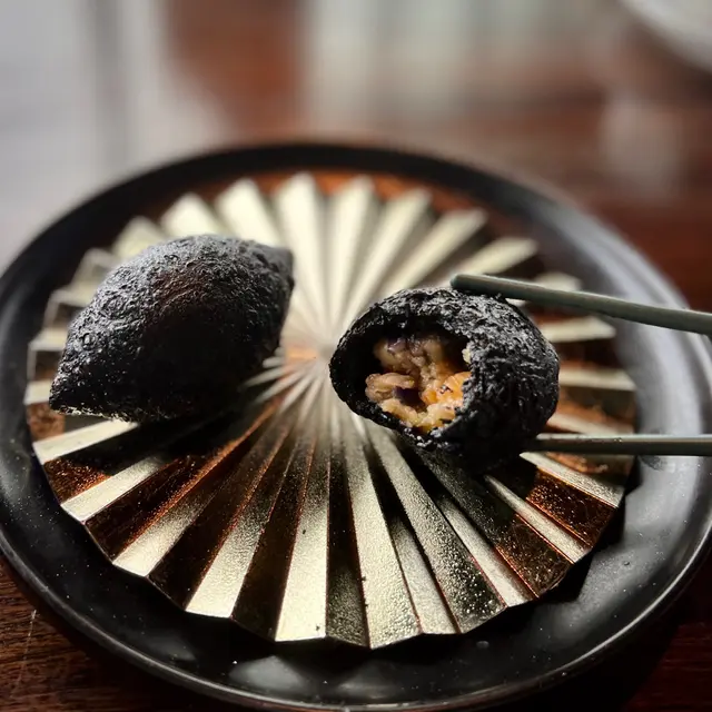 竹炭魚香鹹水角