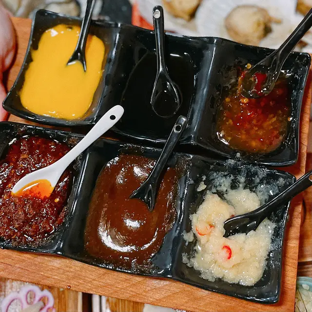 可以按個人喜好配搭😙當中有芝士醬、泰式辣醬、燒烤醬、XO醬、孜然醬、酸汁、蒜蓉🥰真係估唔到會有咁多醬！