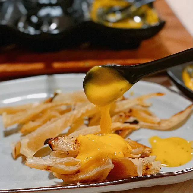 食完滑脫脫嘅嘢，好想有啲嘢咬下🤣依個鰩魚翅乾燒得好香！雖然佢旁邊有沙律醬，但係我個人比較反叛啲，鍾意配芝士醬一齊食🧀