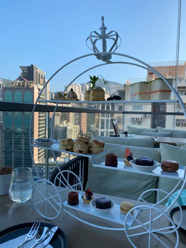 $298/人,兩人起可點,596再加一,貼近酒店tea set 價,食物小,份量小,size 都小,連茶都只可叫檸水/檸茶