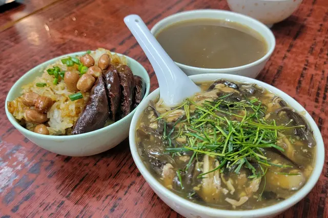 五蛇湯偏當歸藥材味,蛇羹足料大碗,潤腸好味,略嫌糯米飯比較單調,沒有任臘味料在內