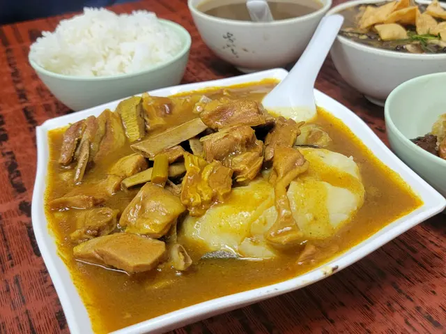 碎腩位置比較淋帶點骨,但咖哩汁偏水跟淡,薯仔只是白烚,沒有一起炆煮,不太好吃