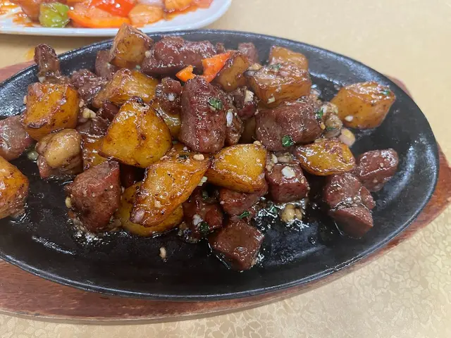 熱辣辣嘅薯仔牛柳粒