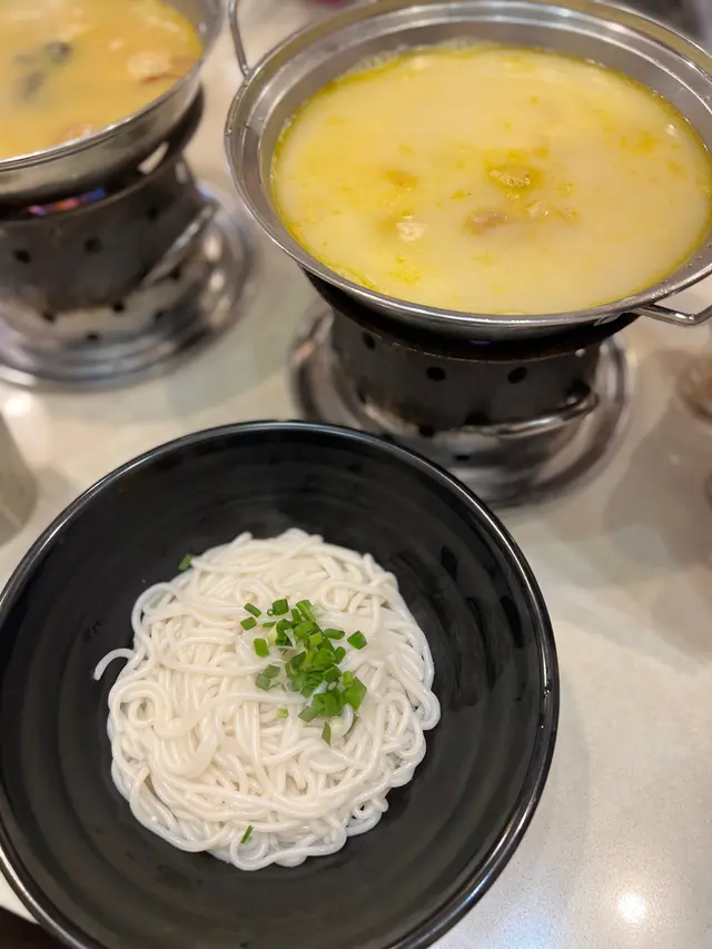 招牌癡花膠雞濃湯米線