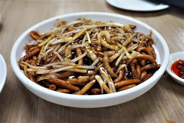 韮黃肉絲炒粗麵 