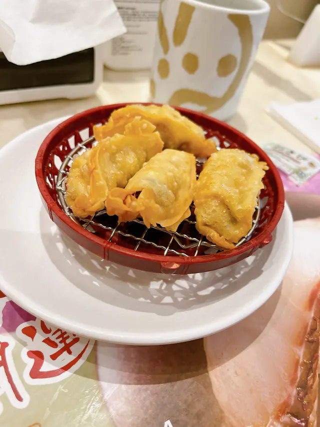 不是限定新品的椰菜餃子，本以為不會是新鮮即炸，但今次卻是新鮮熱辣上菜的！椰菜餃不會太鹹，餃子質數本新不錯，喜歡吃餃子的可以一試～