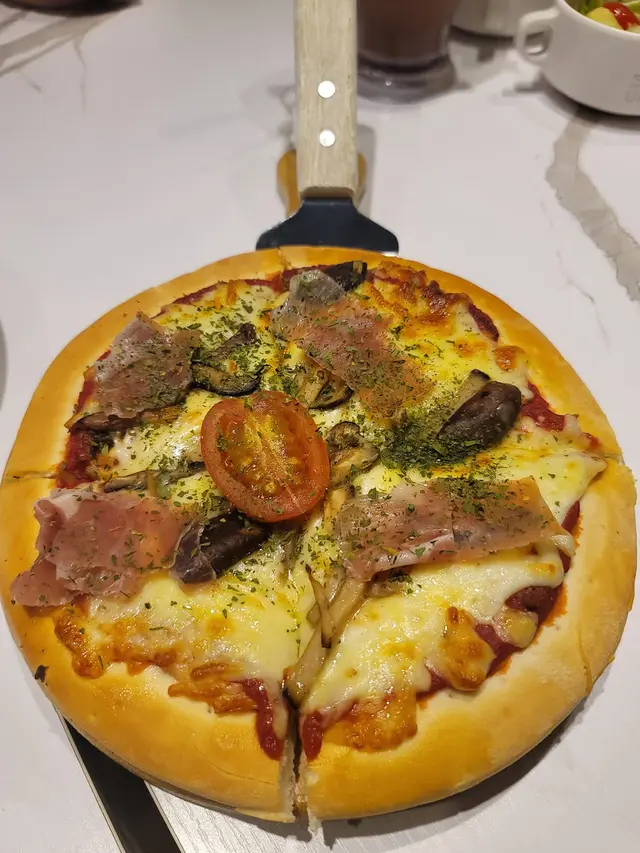 巴馬火腿拉絲水牛芝士手工薄餅