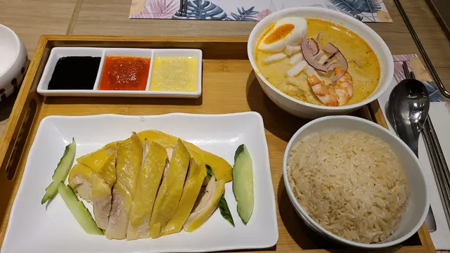 海南雞飯拼喇沙米線