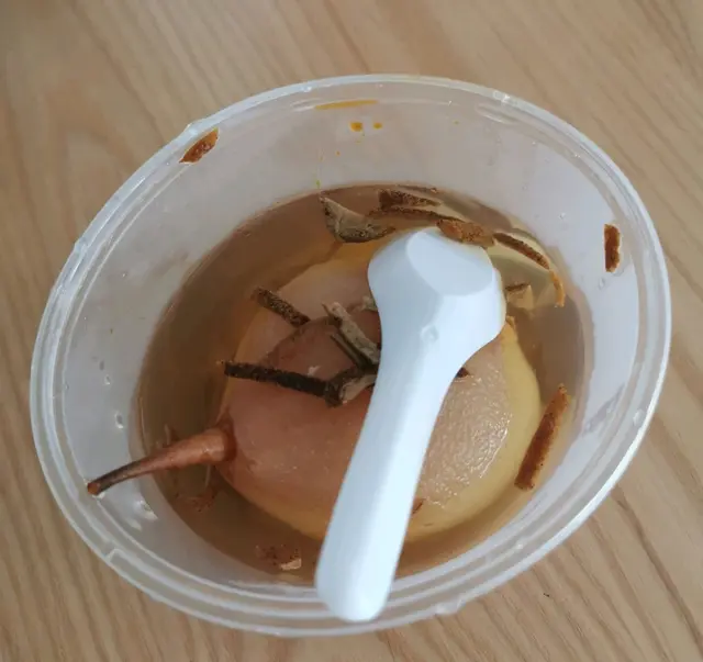 個碗俾膠袋勒到變左橢圓形，連蓋都飛埋出黎，辣椒油又跌埋入去