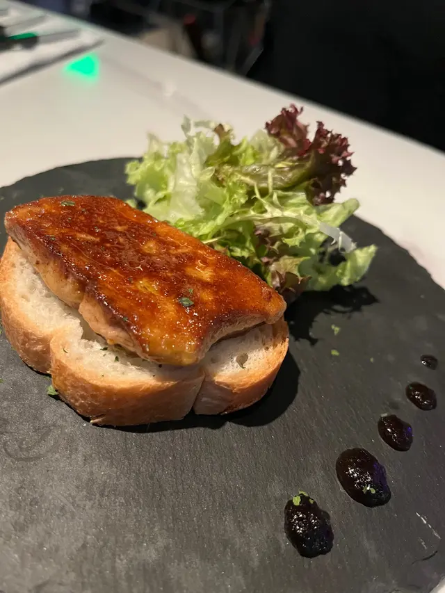 煎鵝肝配青蘋果黑醋汁