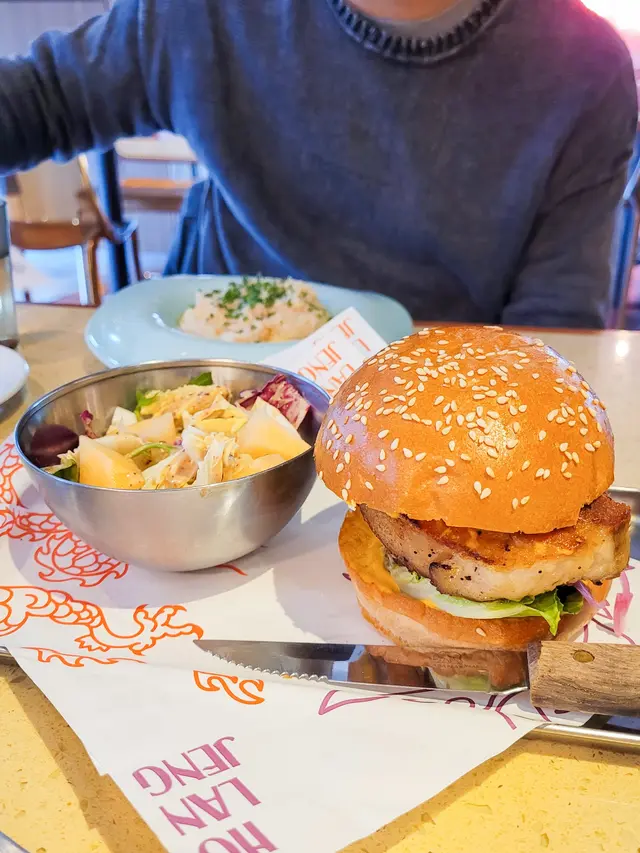 漢堡包|香煎五花肉|芒果咖喱醬|花枝餅|沙律