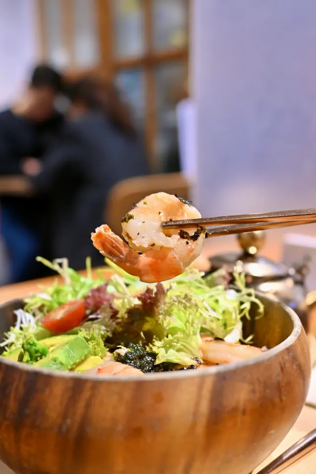 龍蝦湯配牛油果大蝦稻庭烏冬