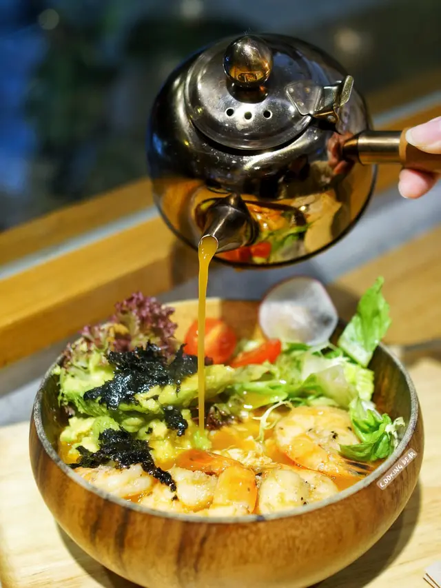 龍蝦湯配牛油果大蝦稻庭烏冬