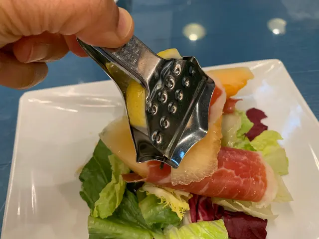 唧些檸檬汁中和油膩感