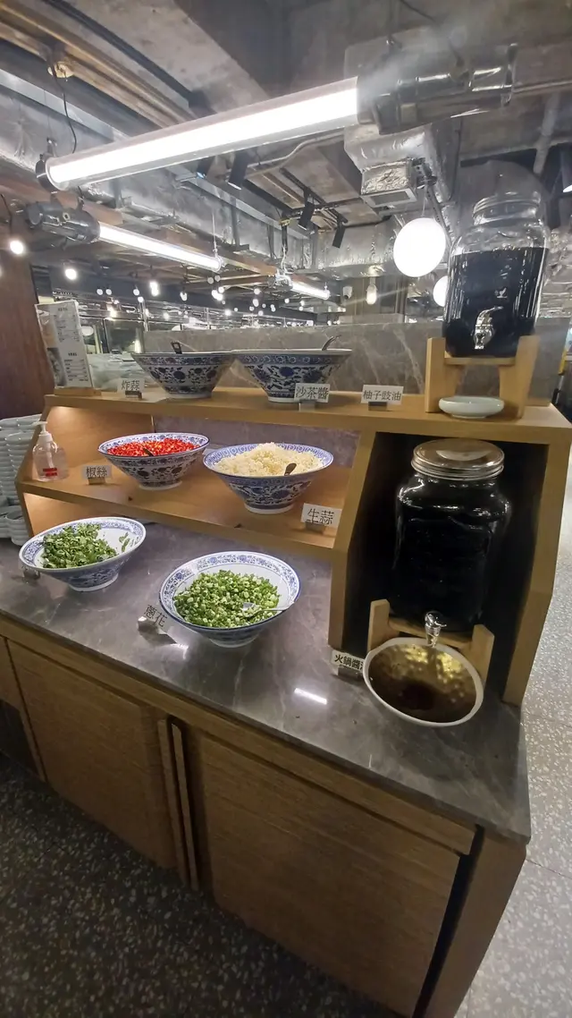 自助調味料區:
生蒜,蔥花,芫荽, 炸蒜,辣椒,豉油, 麻醬, 柚子豉油, 麻辣醬...