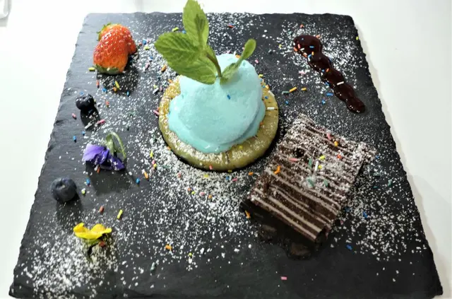 慢煮菠蘿配朱古力布朗尼配雪糕