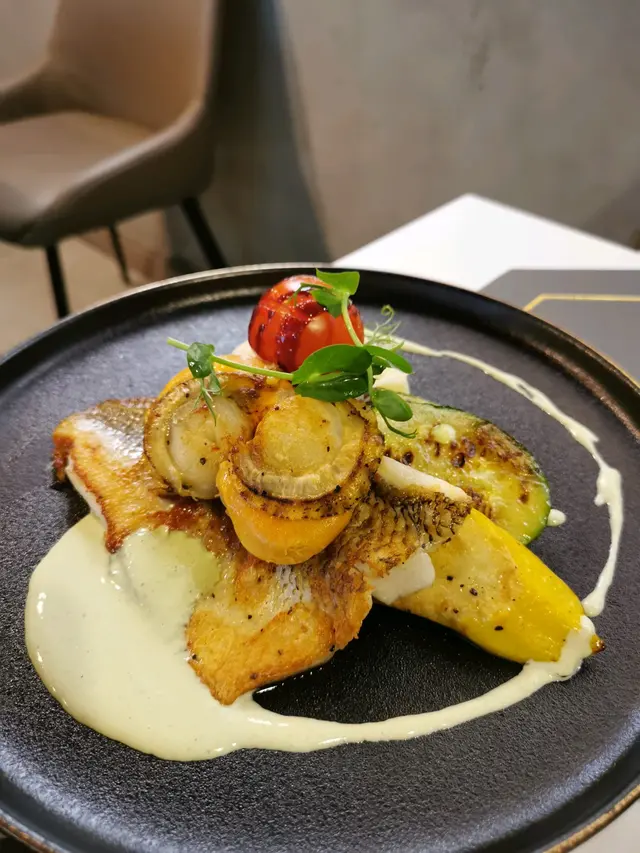 香煎加州鱸魚柳配日本帆立貝配意式香草忌廉汁