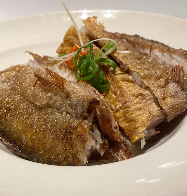 黃花魚出名多骨和容易散開，不過呢度製作非常用心，將骨同魚肉分開再上碟，魚肉亦能夠齊邊切開一段一段，食嘅時候啖啖肉，魚骨炸脆可入口，鹹香味十足，一定要試。