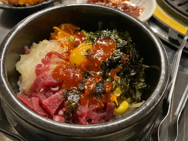 生牛肉石頭鍋飯