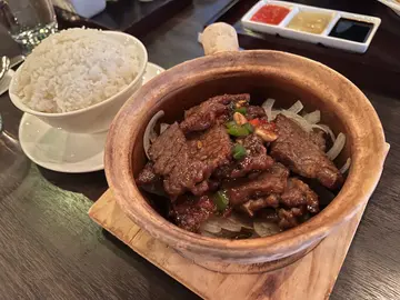 啫啫黑椒美国牛仔骨煲配白饭