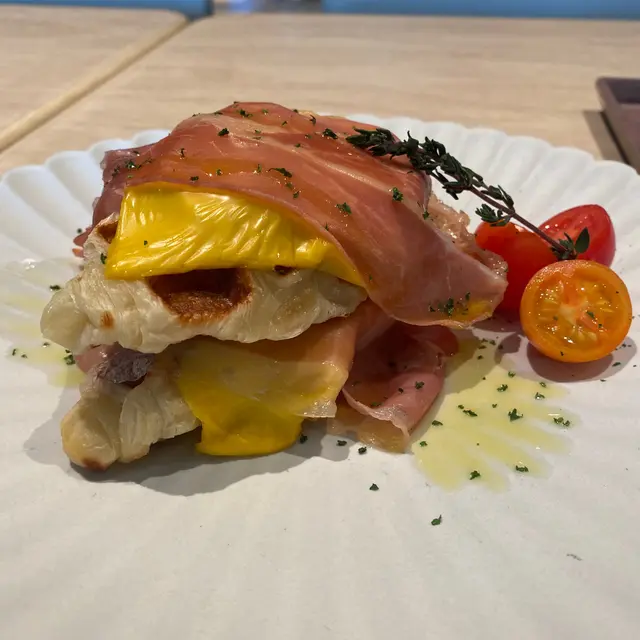 芝士火腿牛角包窩夫