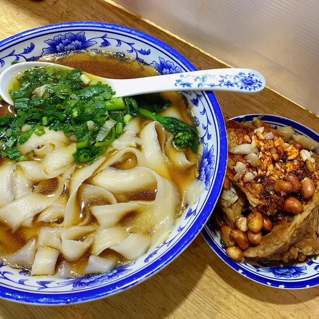 麻辣豬軟骨刀削麵