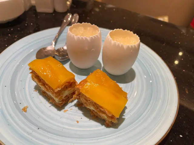 芒果拿破倫就好正，另外個燕窩焗蛋白就…面頭啲燕窩好似擦子膠咁。