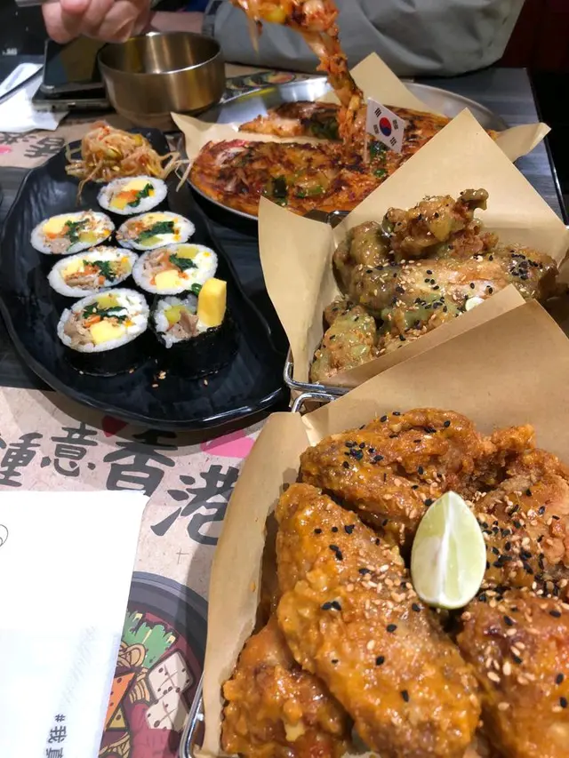 冬陰功炸雞、芥末炸雞、飯捲、泡菜煎餅