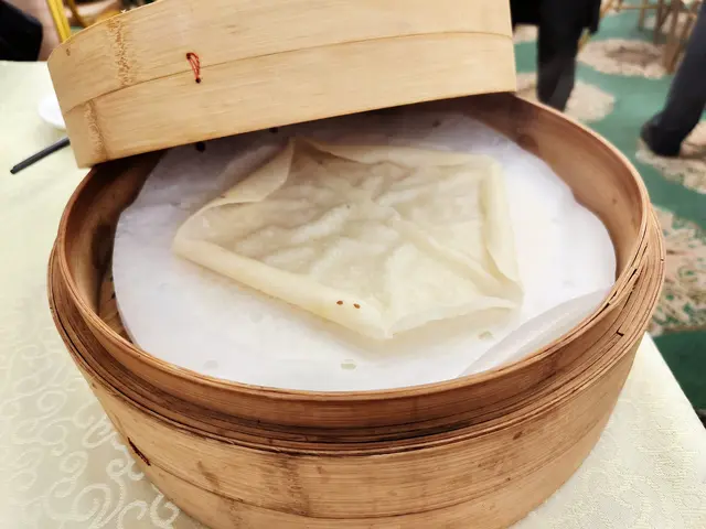 打開蒸籠蓋.一陣蒸氣霧出.最面嗰片餅皮.立即因冷縮熱漲嘅原理.立即被卷起四邊👍👍👍
