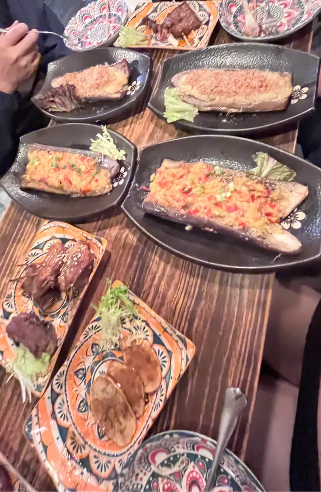 串燒全部都得孜然味，四條茄子全部都係蒜頭