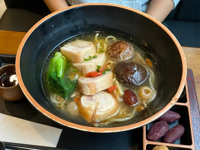 花雕麻油雞湯麵