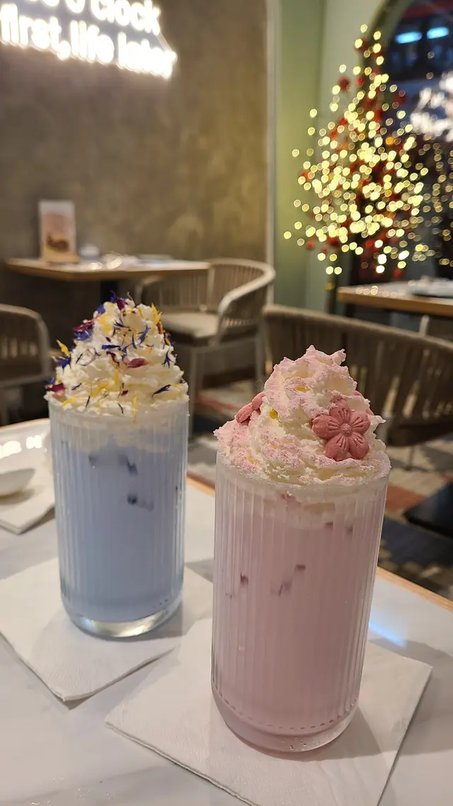 藻藍蛋白椰香鮮奶特飲, 粉粉櫻花椰香鮮奶特飲