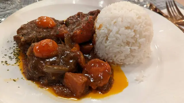 紅酒什菜燴牛尾