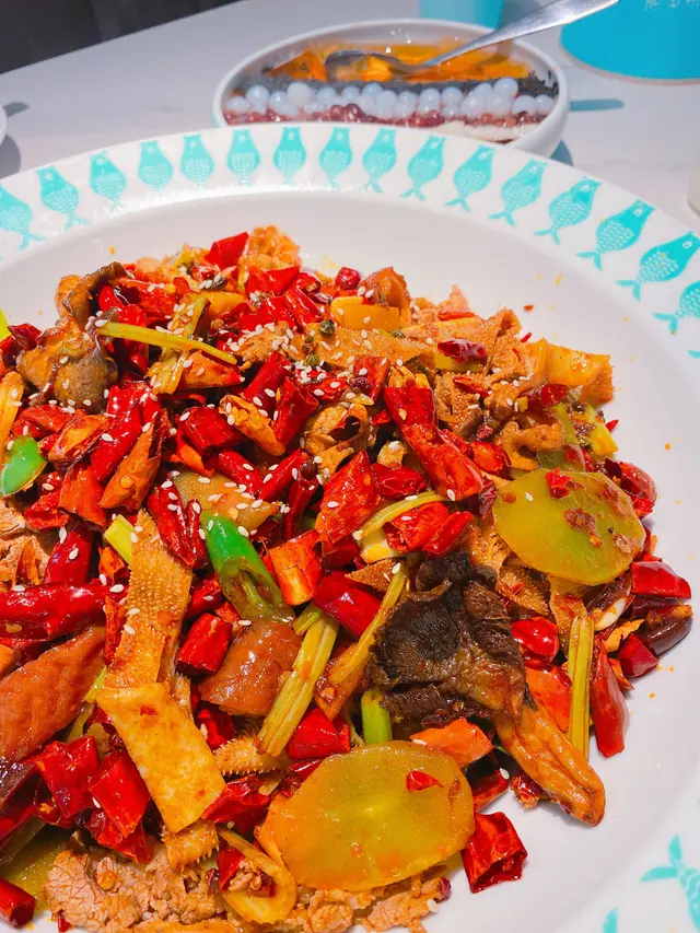 麻辣香鍋-牛栢葉、脆皮肥腸、巴掌肥牛、萵筍片、鮮秀珍菇