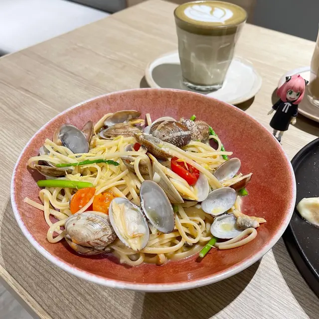 蒜蓉牛油露筍蜆意粉