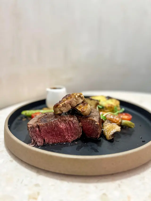 香煎鵝肝牛柳配野菌汁