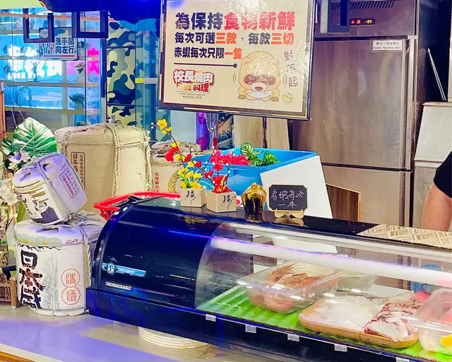 呢一度嘅刺身款式基本上集中喺某幾款,🍣例如大家都非常熟悉嘅三文魚,希靈魚,𩶘魚,仲有原隻牡丹蝦,八爪魚同埋墨魚