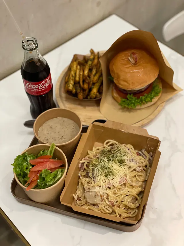 卡邦尼意粉、沙律、餐湯