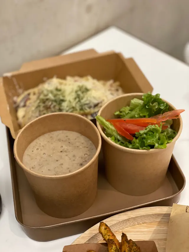 卡邦尼意粉、沙律、餐湯