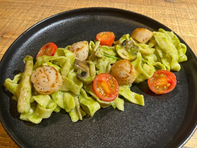 日本產帆立貝配羅勒醬鮮製寬麵