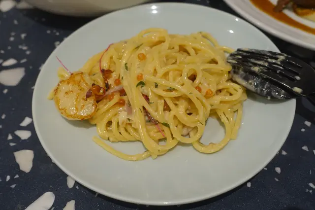 明太子及蟹肉融入醬汁中