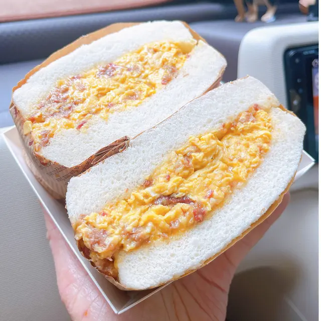 鹹牛肉滑蛋三文治