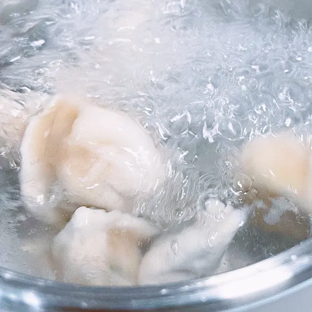 將餃子放入滾水煮8分鐘就食得