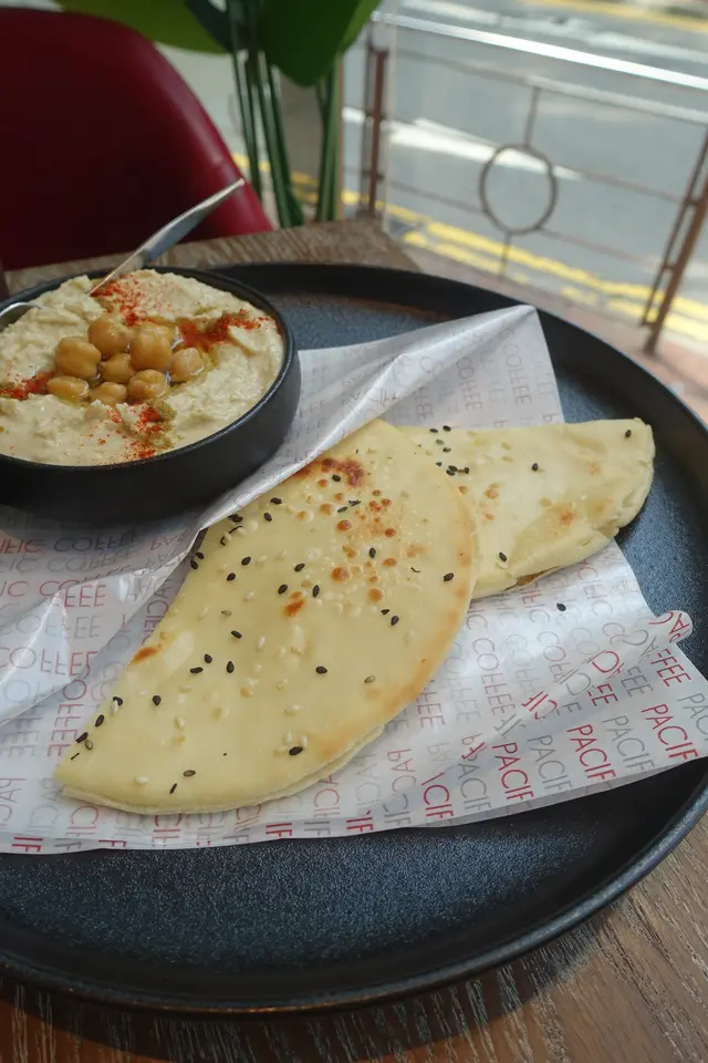 鷹嘴豆泥及中東芝麻醬 配自家比得包