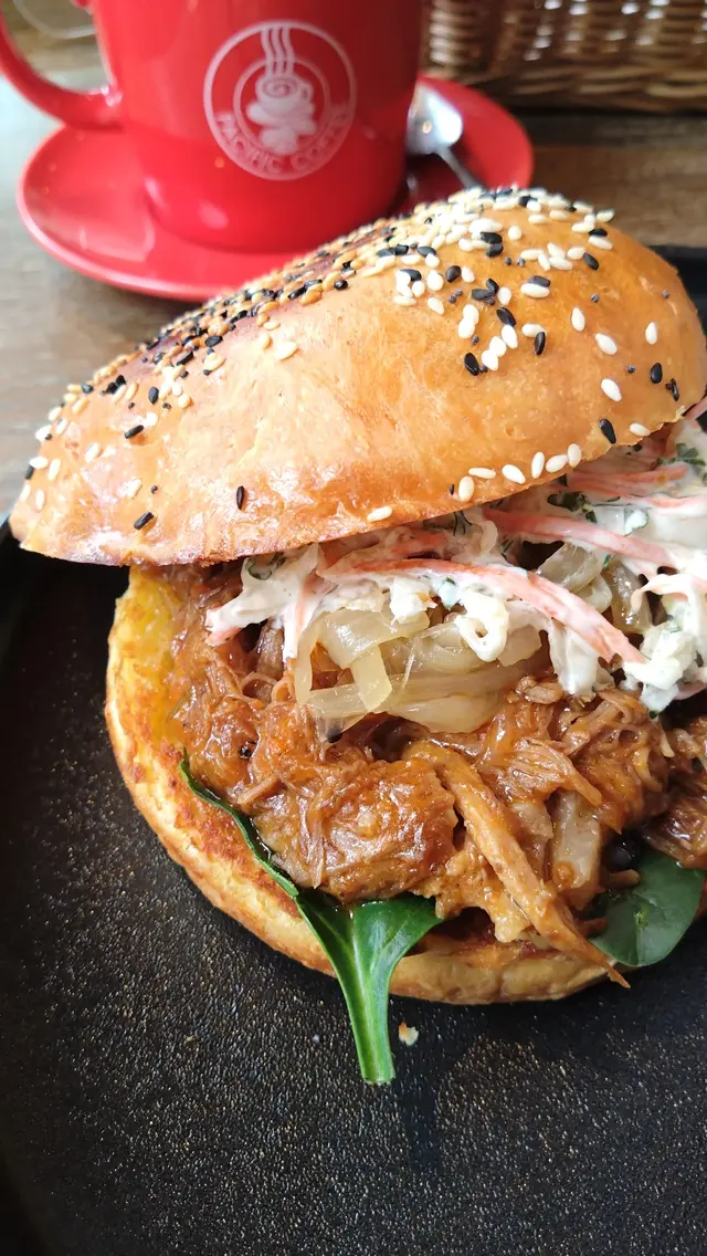 28小時慢煮手撕豬肉酸菜漢堡 配焗薯角及秘製醬汁